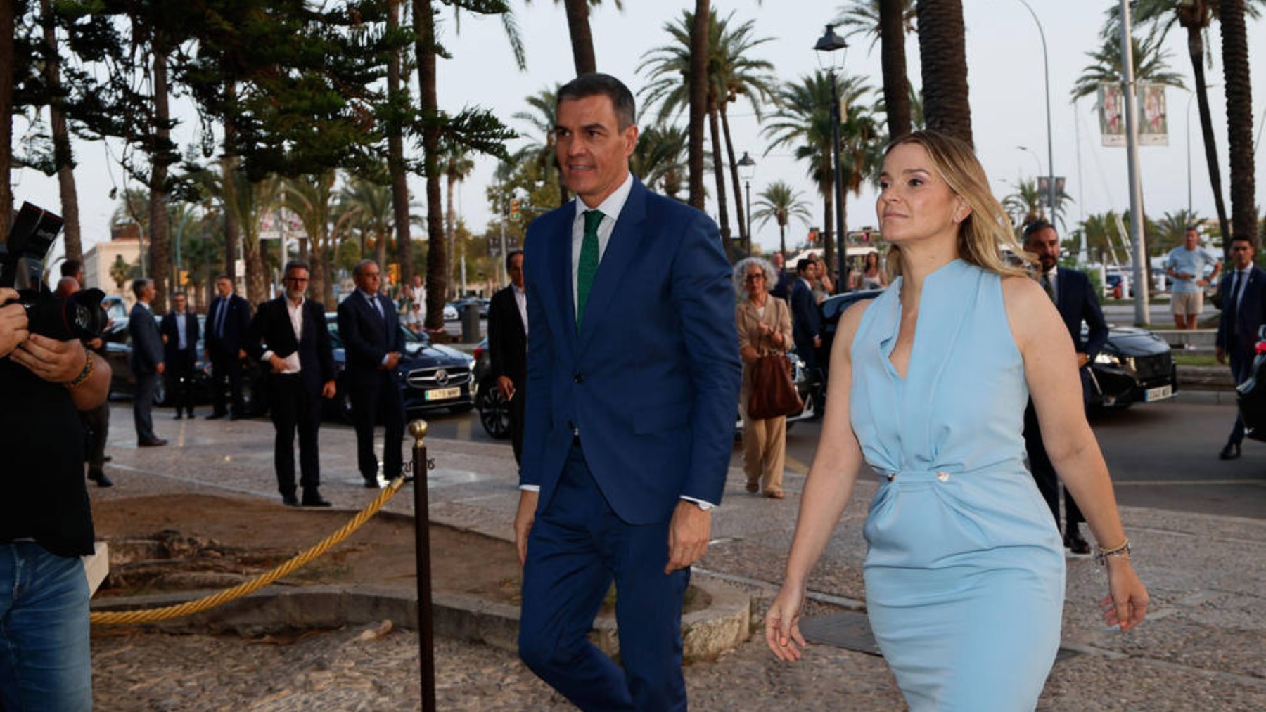 Pedro Sánchez y Marga Prohens, llegando al Consolat. FOTO_ CADENA COPE