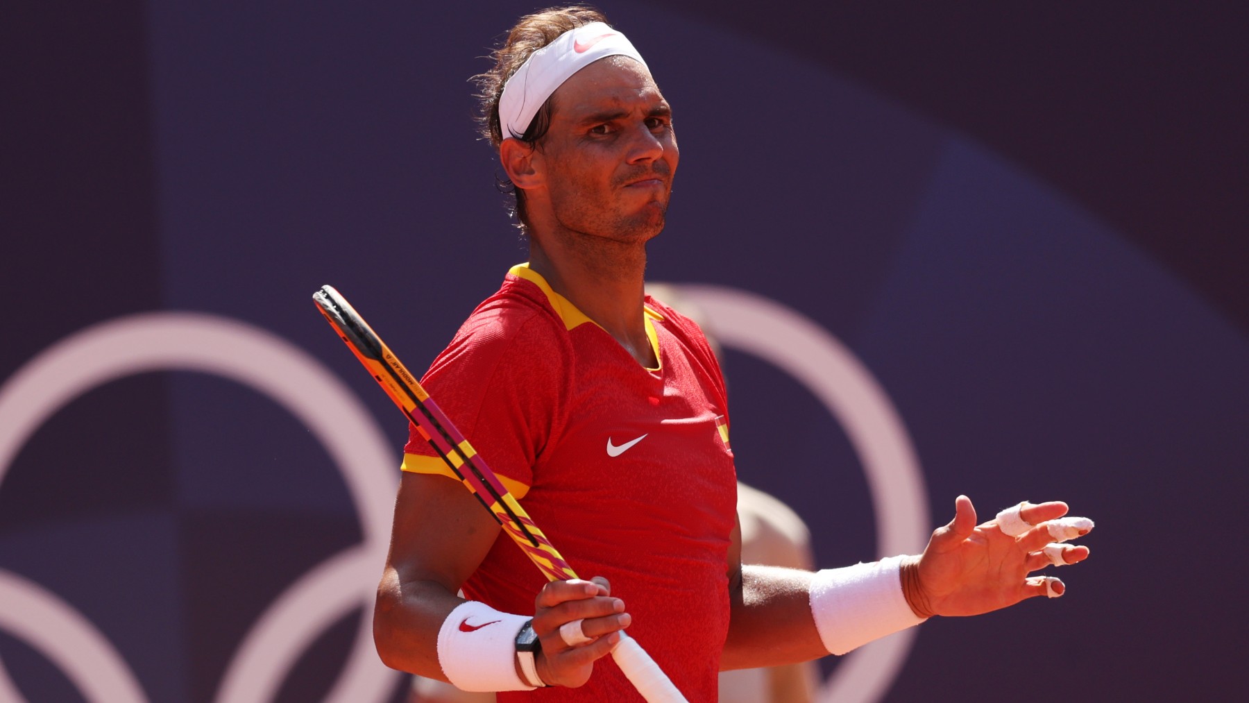 Rafa Nadal, enfadado tras fallar un golpe. (Getty)