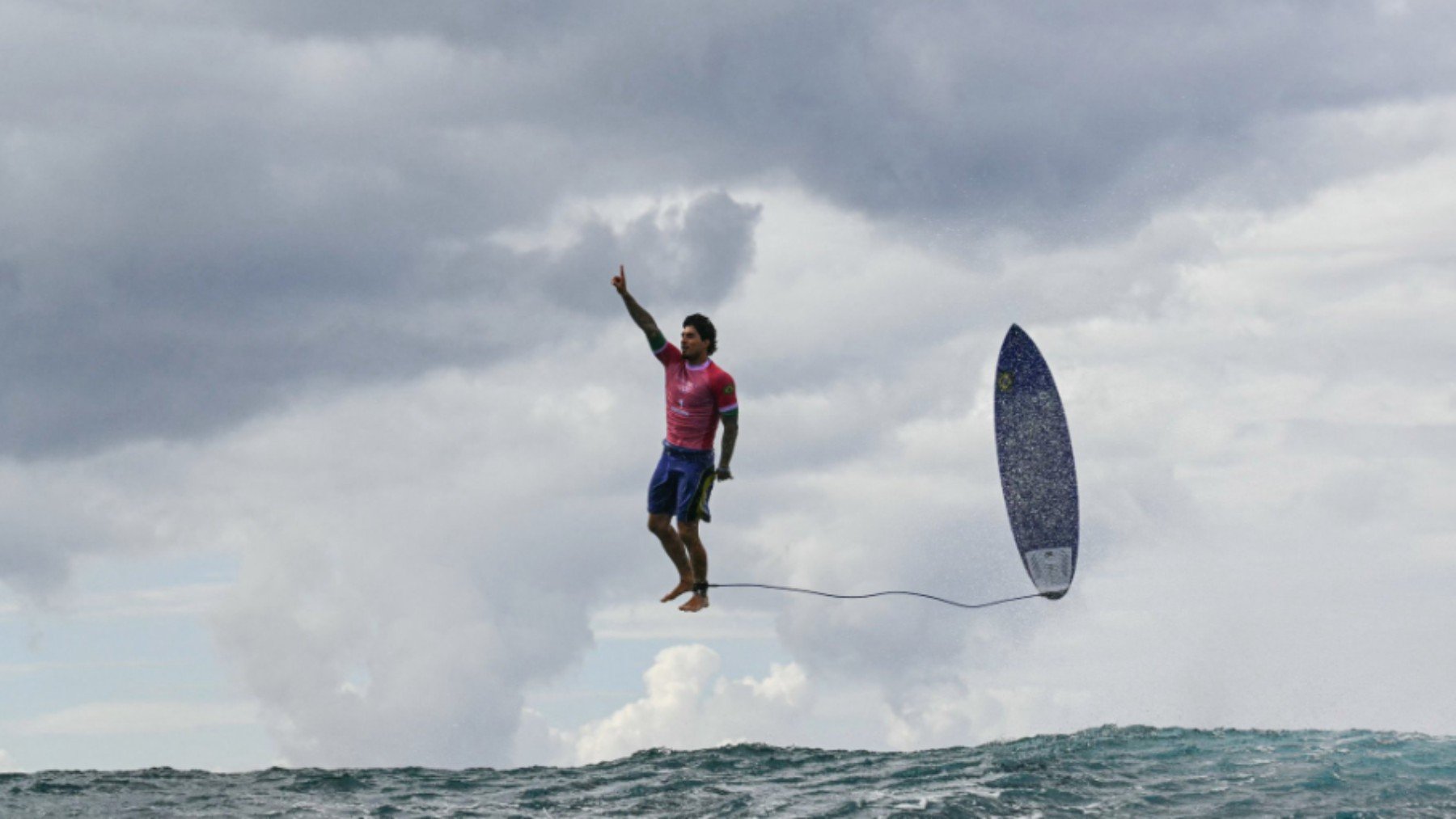 Gabriel Medina, volando sobre las aguas de Tahití. (Jerome Brouillet)