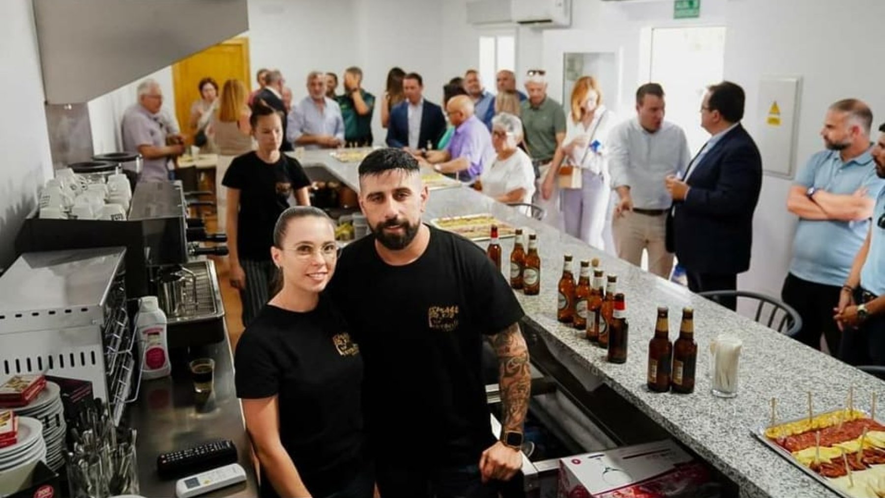 Adelina y Ángel posan en su nuevo bar el día de la inauguración.