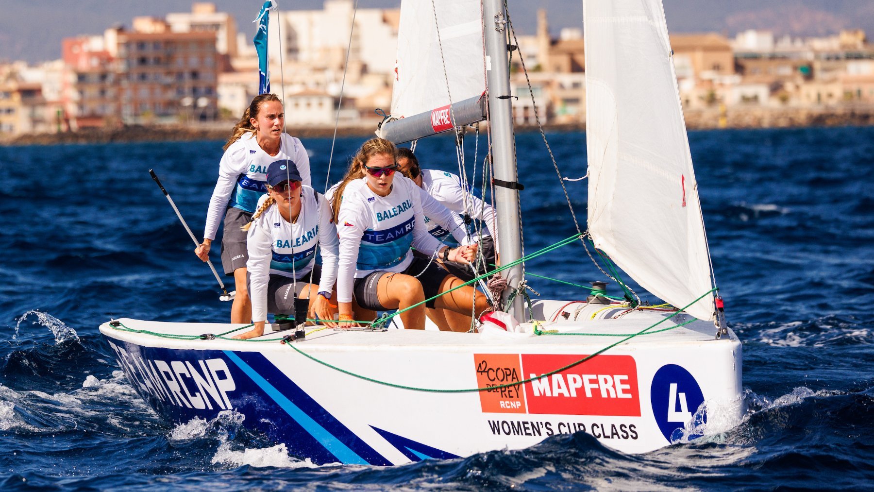 El Team Baleària, durante la regata.