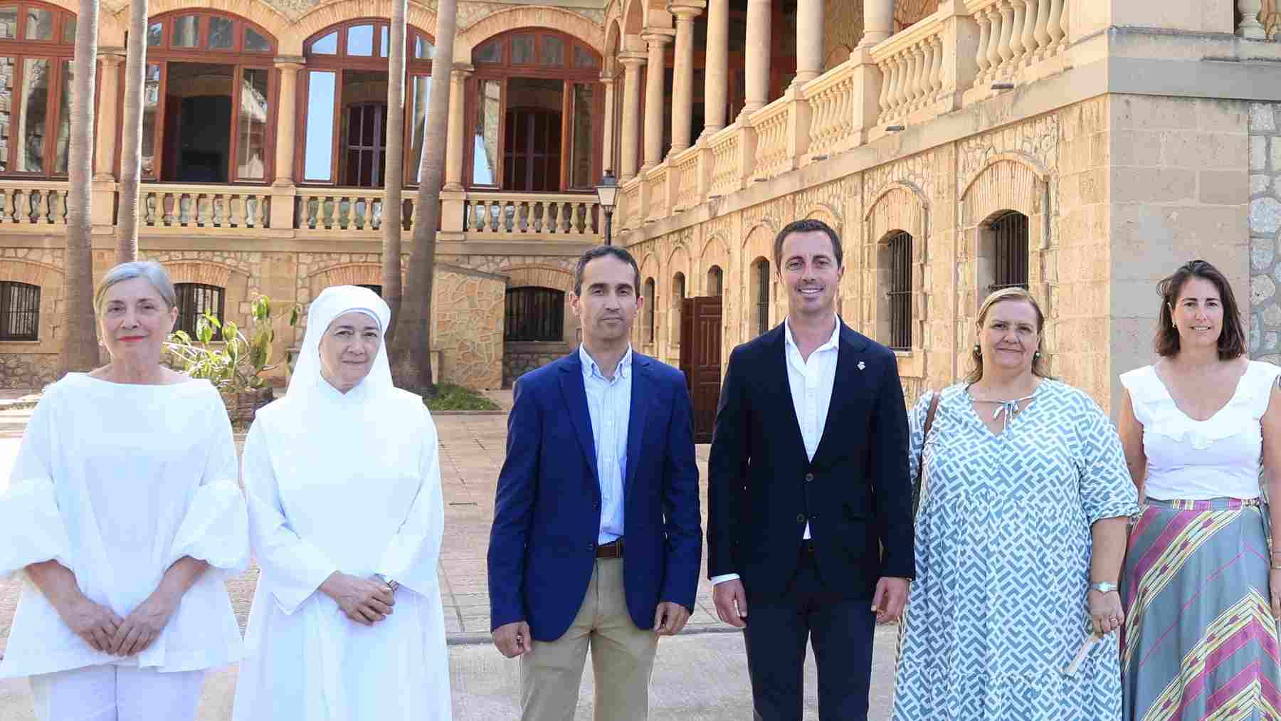 Llorenç Galmés y Guillermo Sánchez, en el edificio de las Hermanitas de los Pobres.