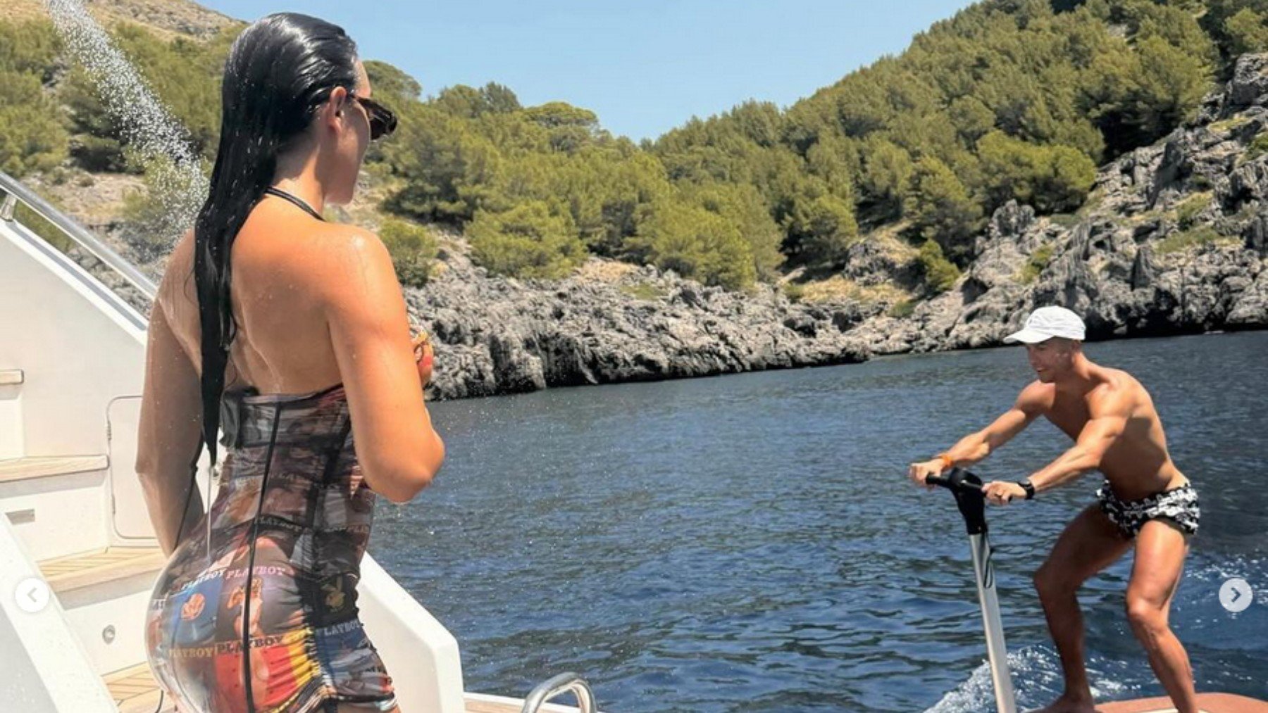 Georgina observa a Cristiano sobre la tabla.