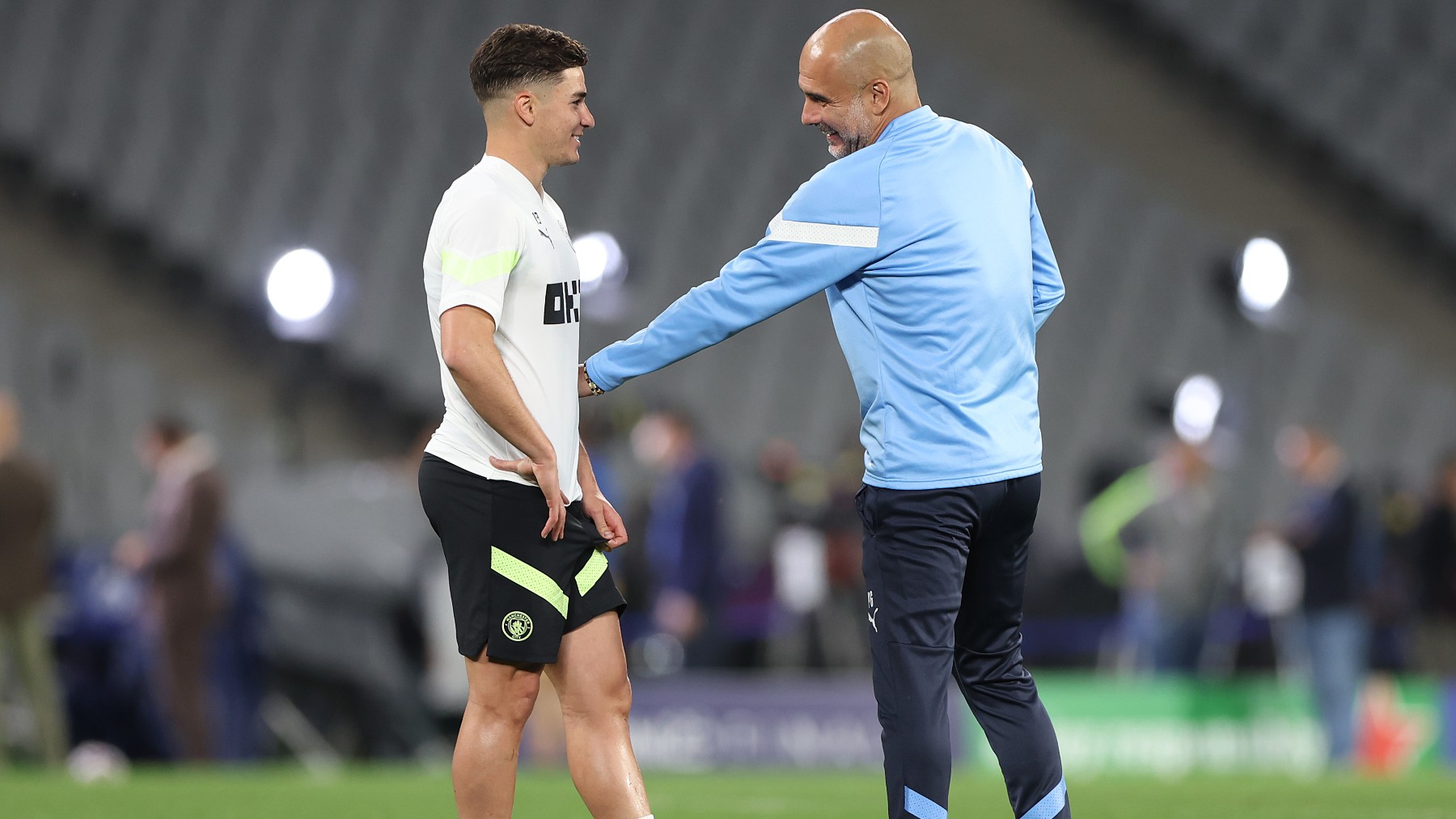 Julián Álvarez y Pep Guardiola. (Getty)