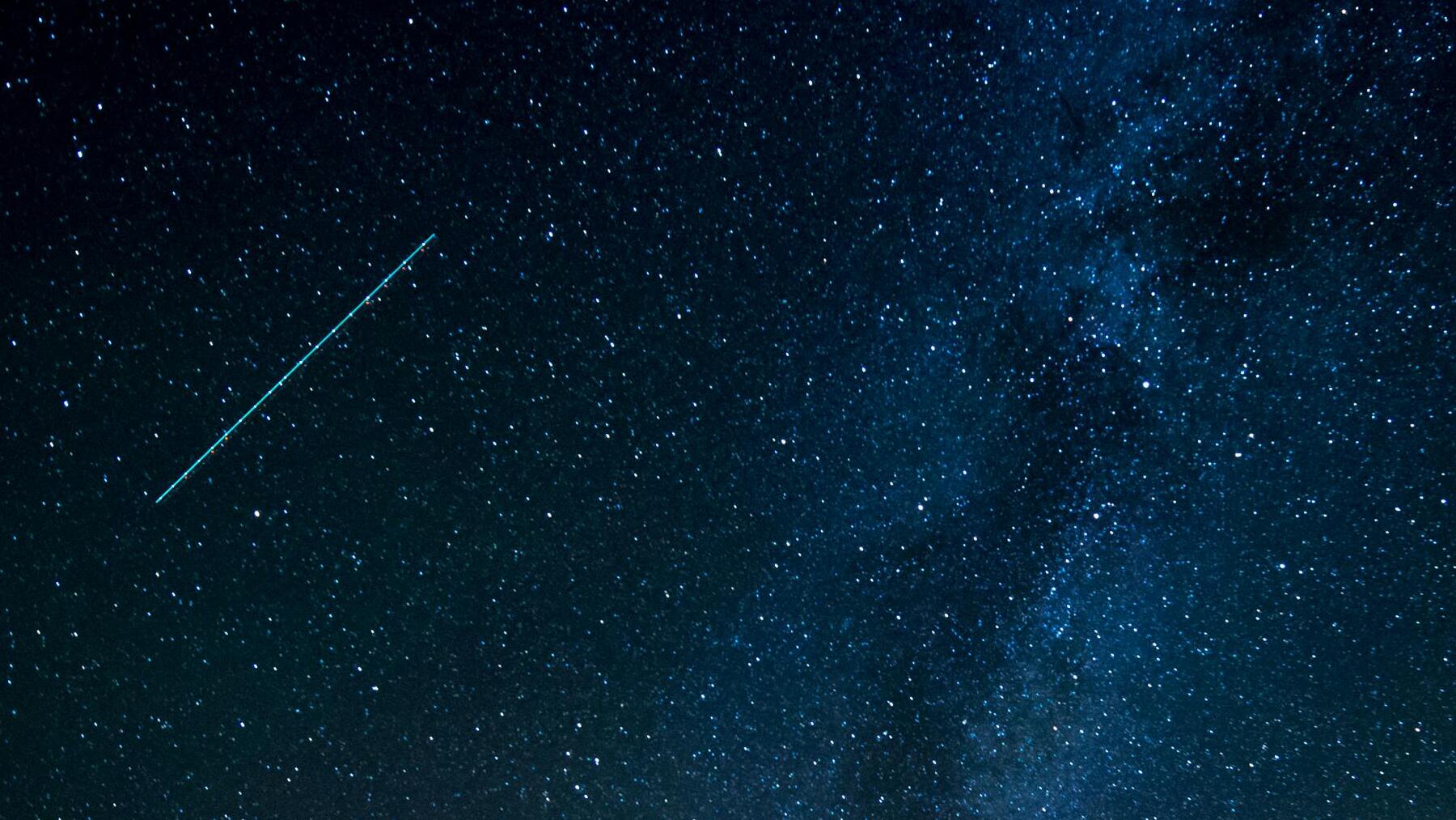 Lluvia de estrellas en el cielo nocturno.