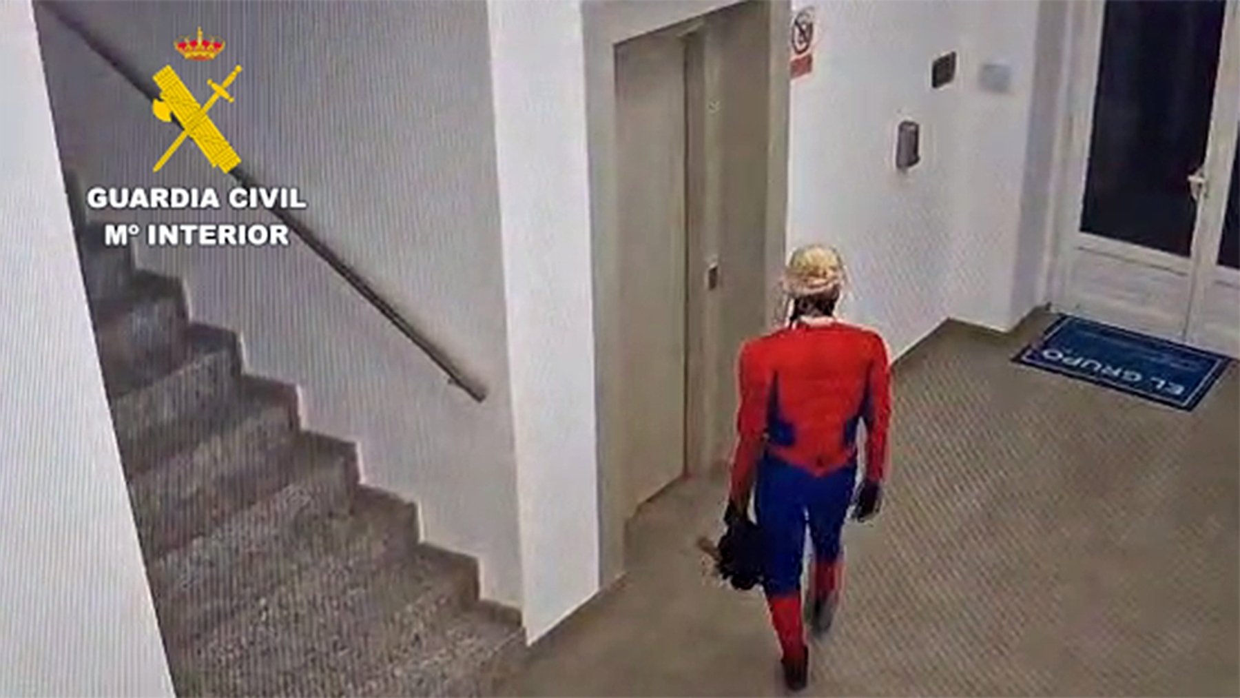 El detenido, disfrazado de Spiderman.