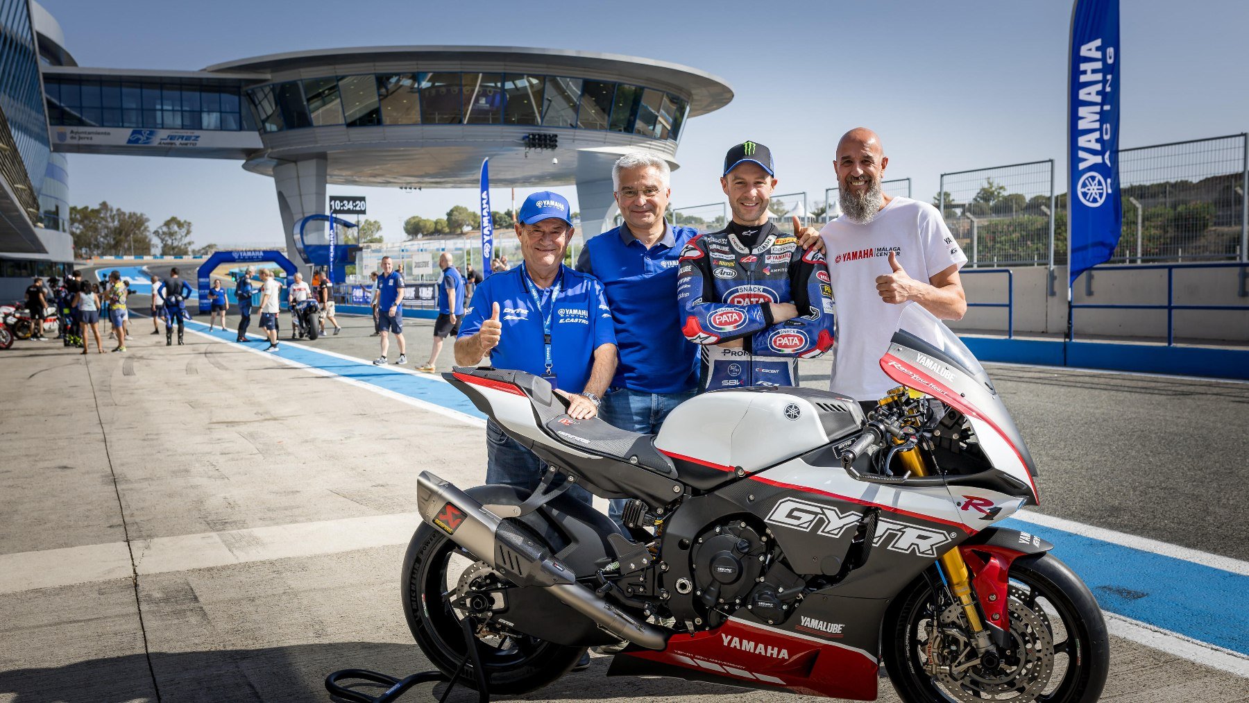 Francicso Domínguez (dcha), Gerente de Yamaha Málaga Center; Jonathan Rea, piloto de WorldSBK, y Andrea Dosoli, Director de Proyectos Road Racing para Yamaha Motor Europe. (Yamaha Málaga Center)