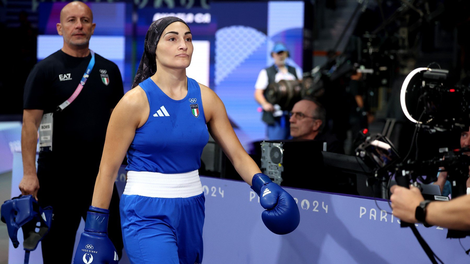 Angela Carini se retira del combate ante Khelif. (Getty)