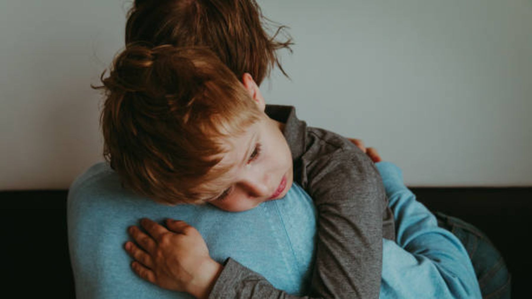 Niño abrazando a su madre.