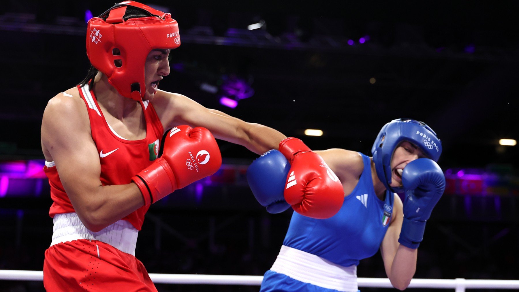 Carini, de azul, recibe un golpe de su rival trans. (Getty)