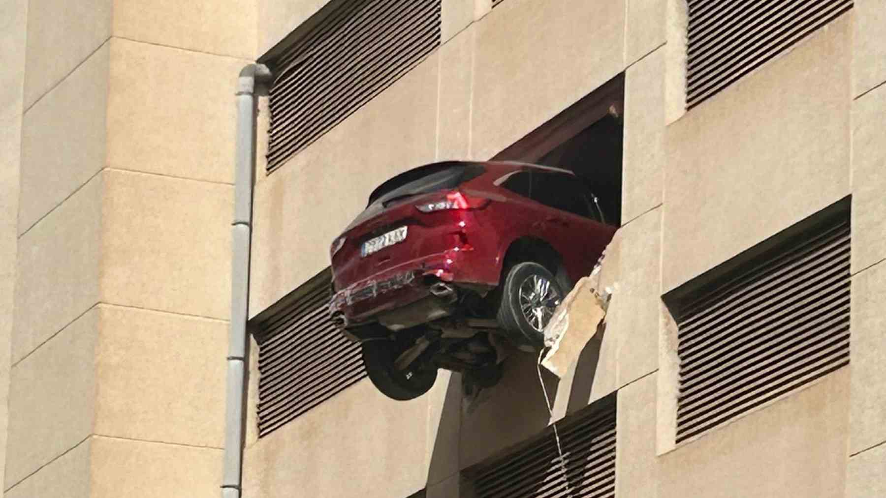 Un coche queda suspendido en la tercera planta de un edificio de aparcamientos en Ibiza. EUROPA PRESS