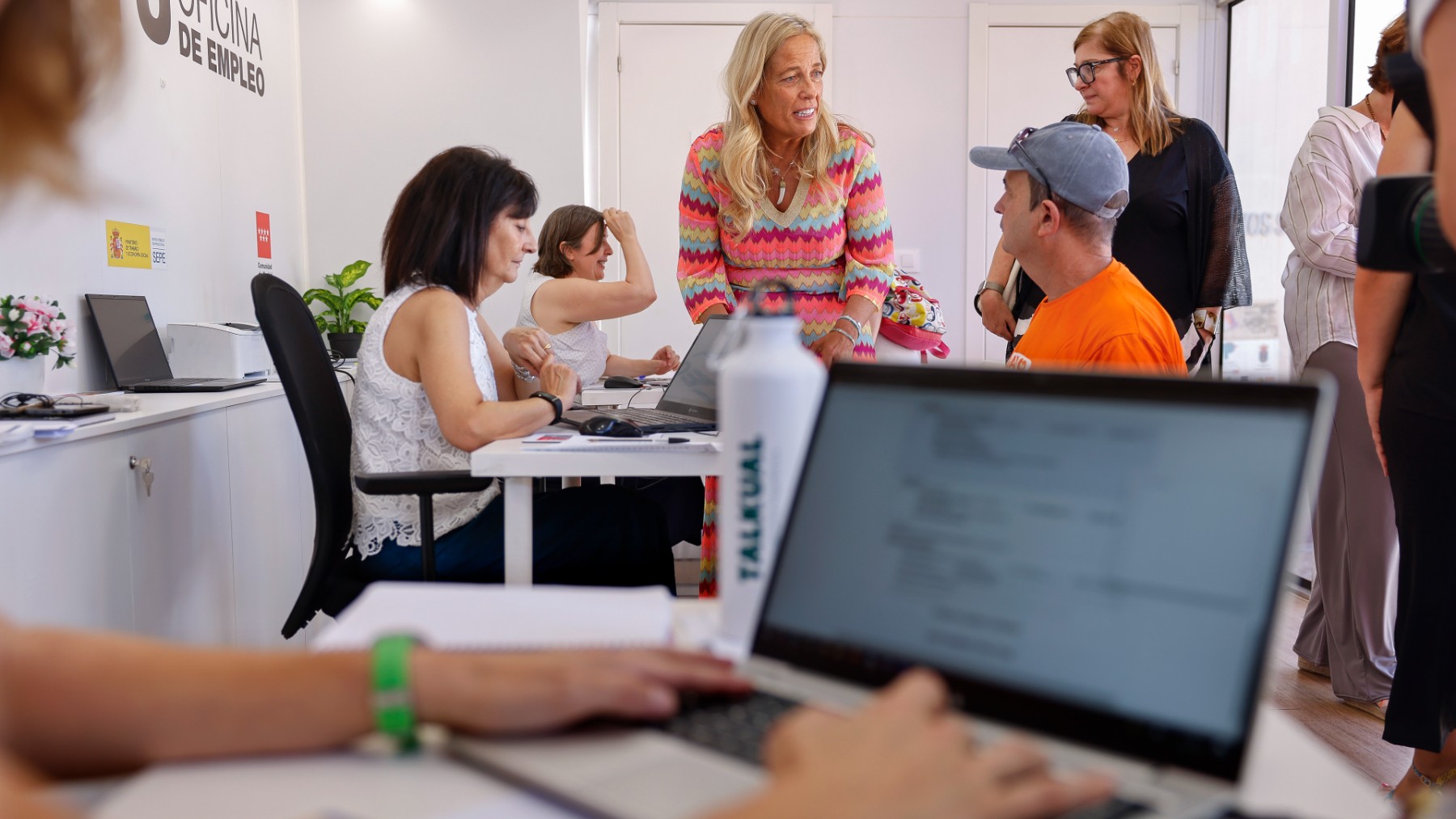 Varias personas en una oficina de empleo. (EP)