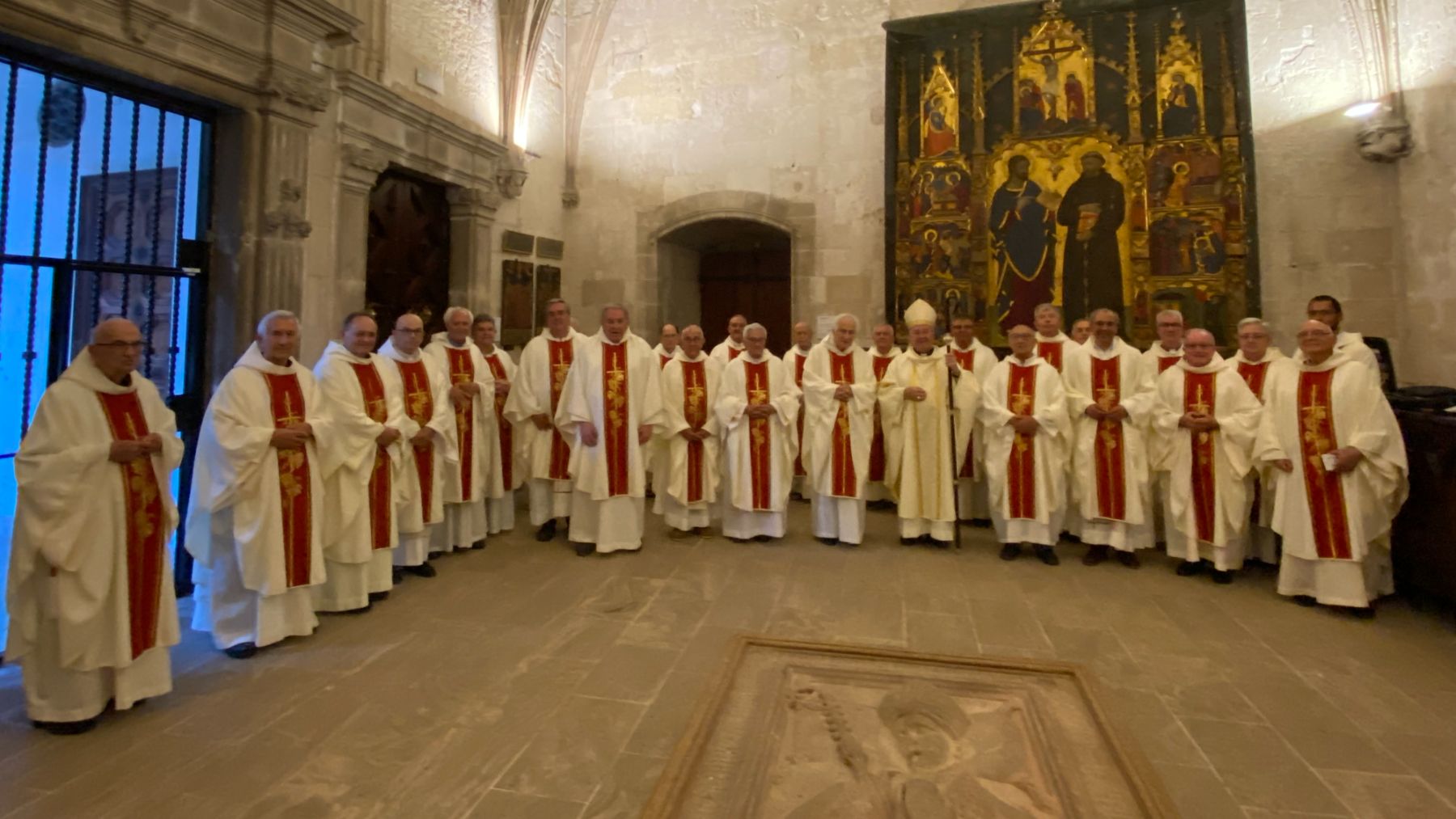 El obispo, canónigos de la Catedral y los jesuitas en su despedida de Mallorca.