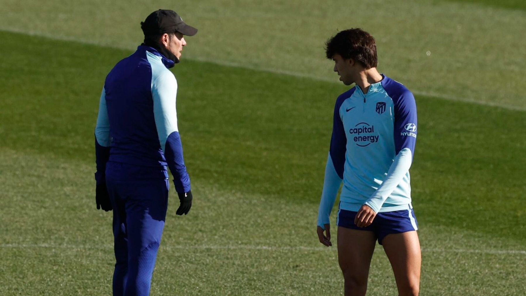 Joao Mira a Simeone en un entrenamiento.