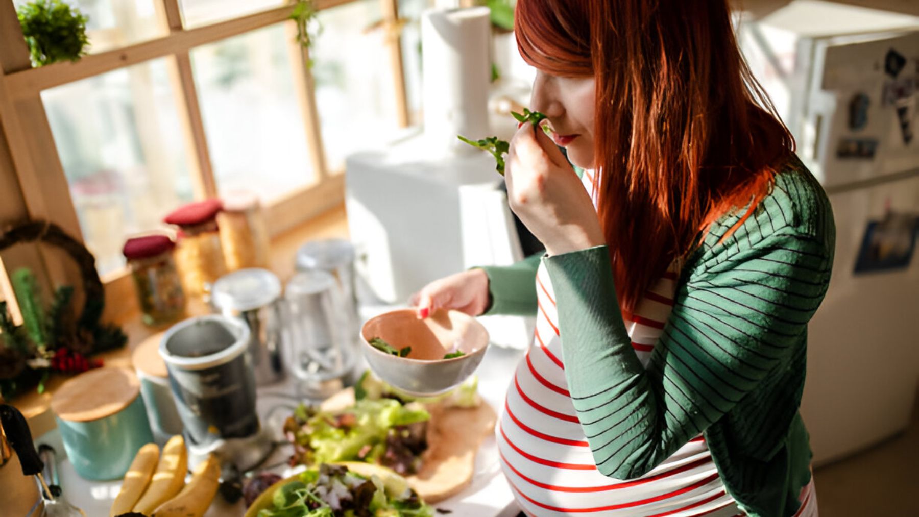 Mujer embarazada oliendo comida.