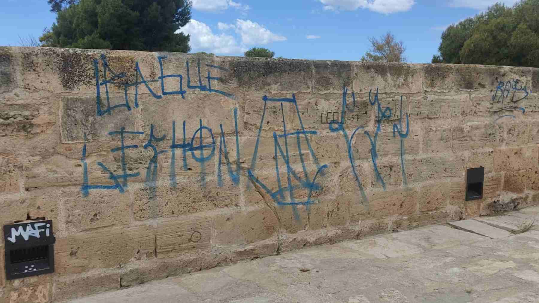 Pintada vandálica en la muralla del Baluard del Príncep de Palma.