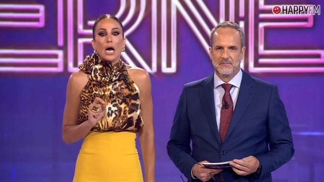 Bea Archidona y Santi Acosta, presentadorez de De viernes (Mediaset).