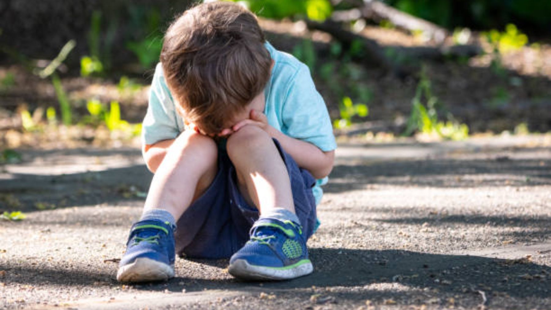 Niño enfadado en el suelo.