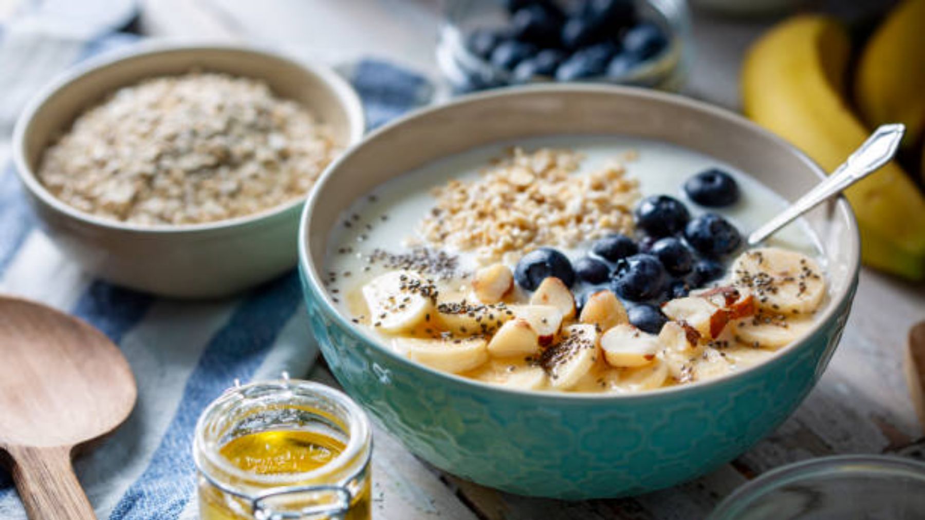 Bol de desayuno con avena y frutos.