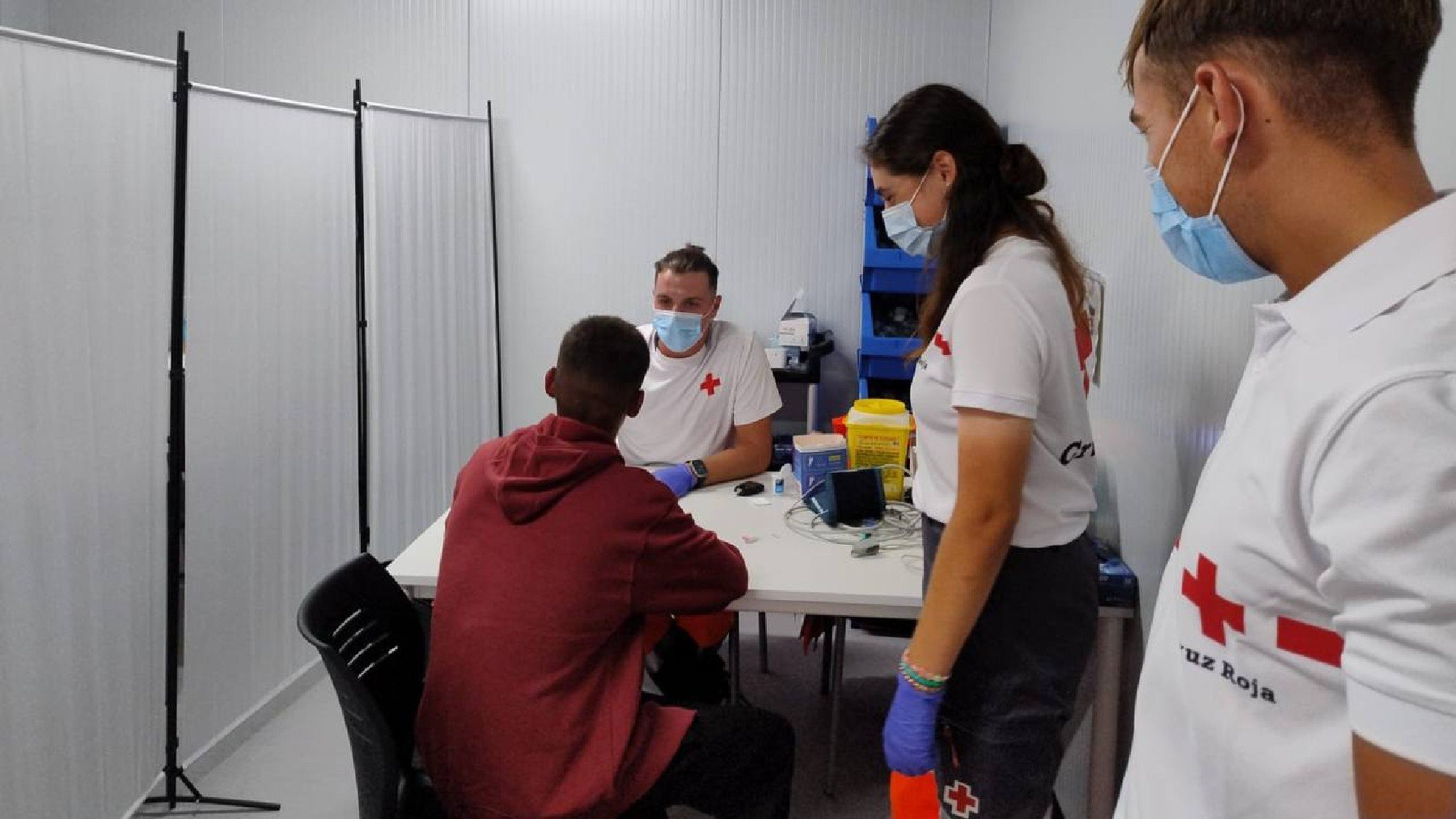 Uno de los inmigrantes llegados en las últimas horas recibe atención de Cruz Roja.