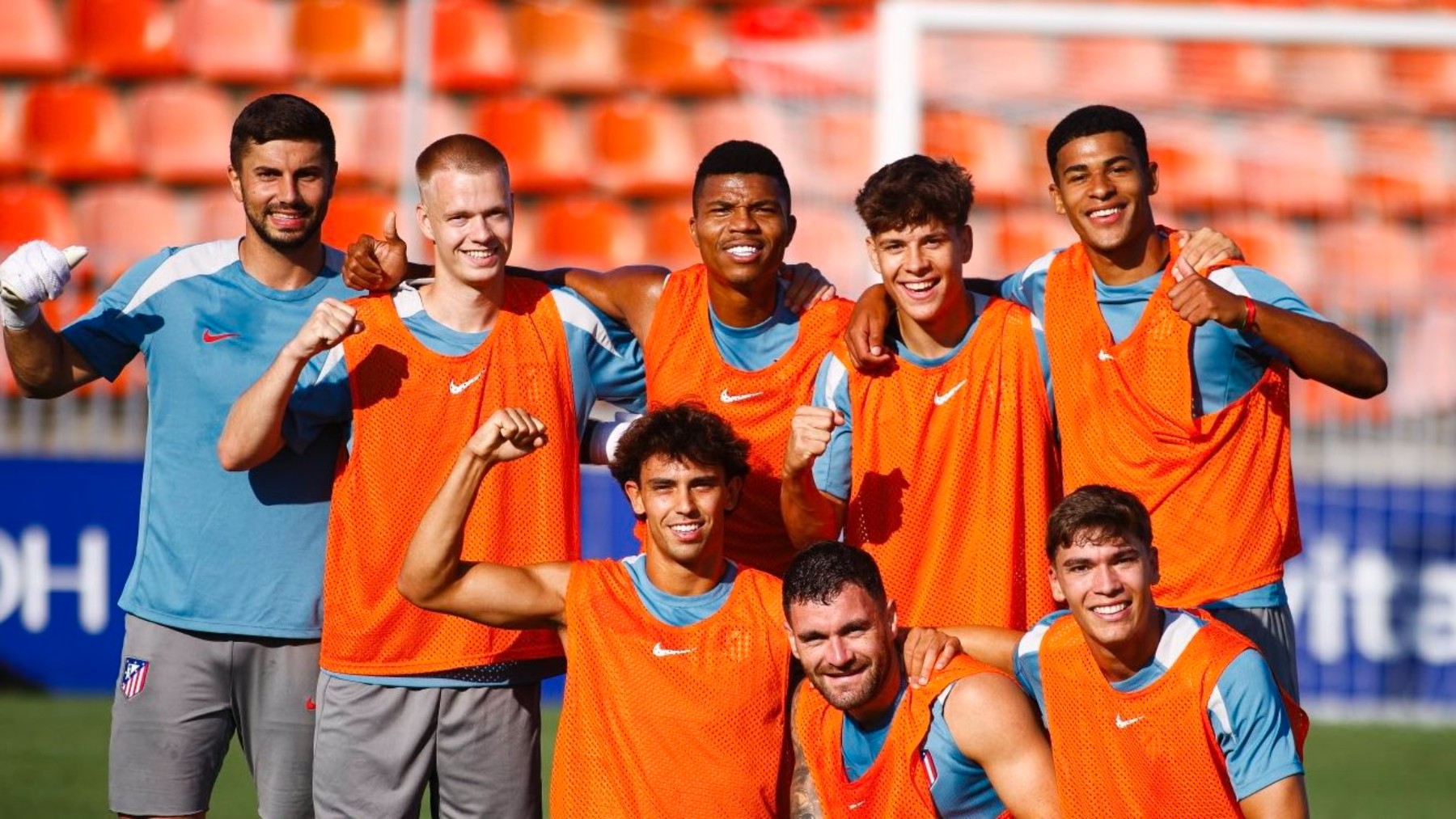 Joao, sonriente, junto a otros jugadores.