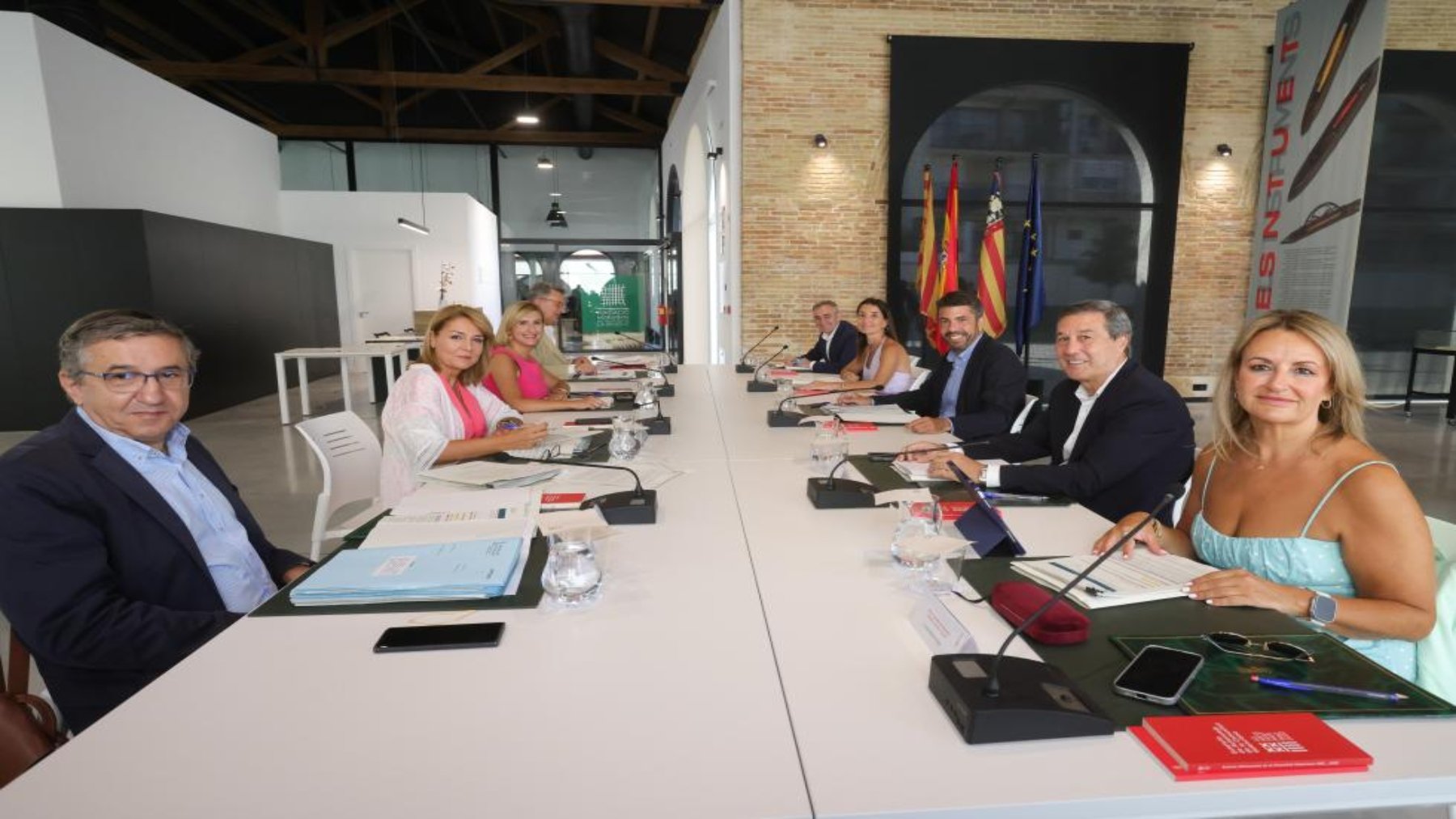 El Gobierno valenciano antes de iniciar el Pleno de este viernes en Onteniente. Nuria Montes es la primera a la derecha del lector.