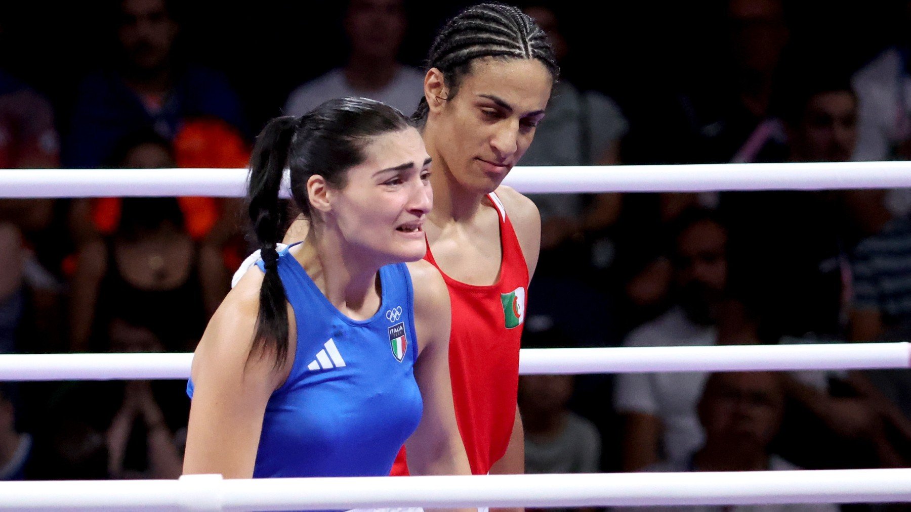 Angela Carini se marcha llorando de su combate contra Imane Khelif. (EFE)