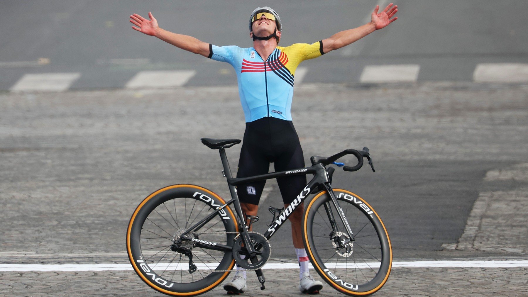 Remco Evenepoel celebra su medalla de oro en París 2024. (Getty)