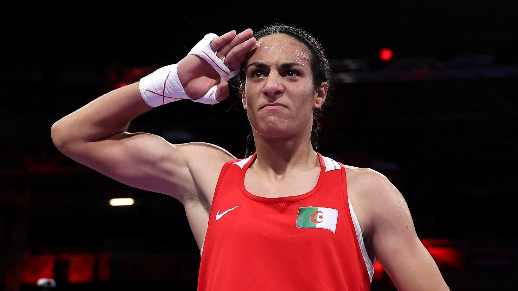 Imane Khelif celebra su victoria en cuartos de final. (Getty)