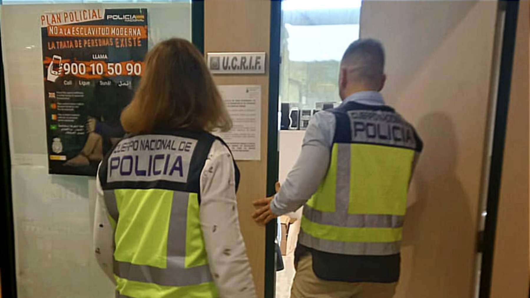 Dos agentes de la Brigada de Extranjería y Fronteras de la Policía Nacional.