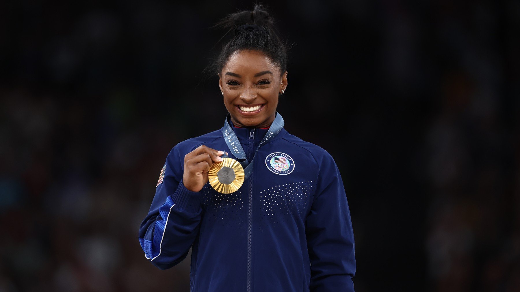 Simone Biles con su tercer oro en París. (Getty)