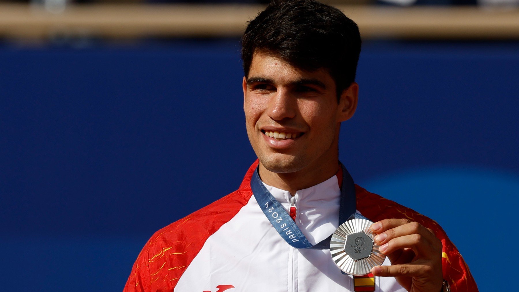 Carlos Alcaraz, con su medalla. (EFE)