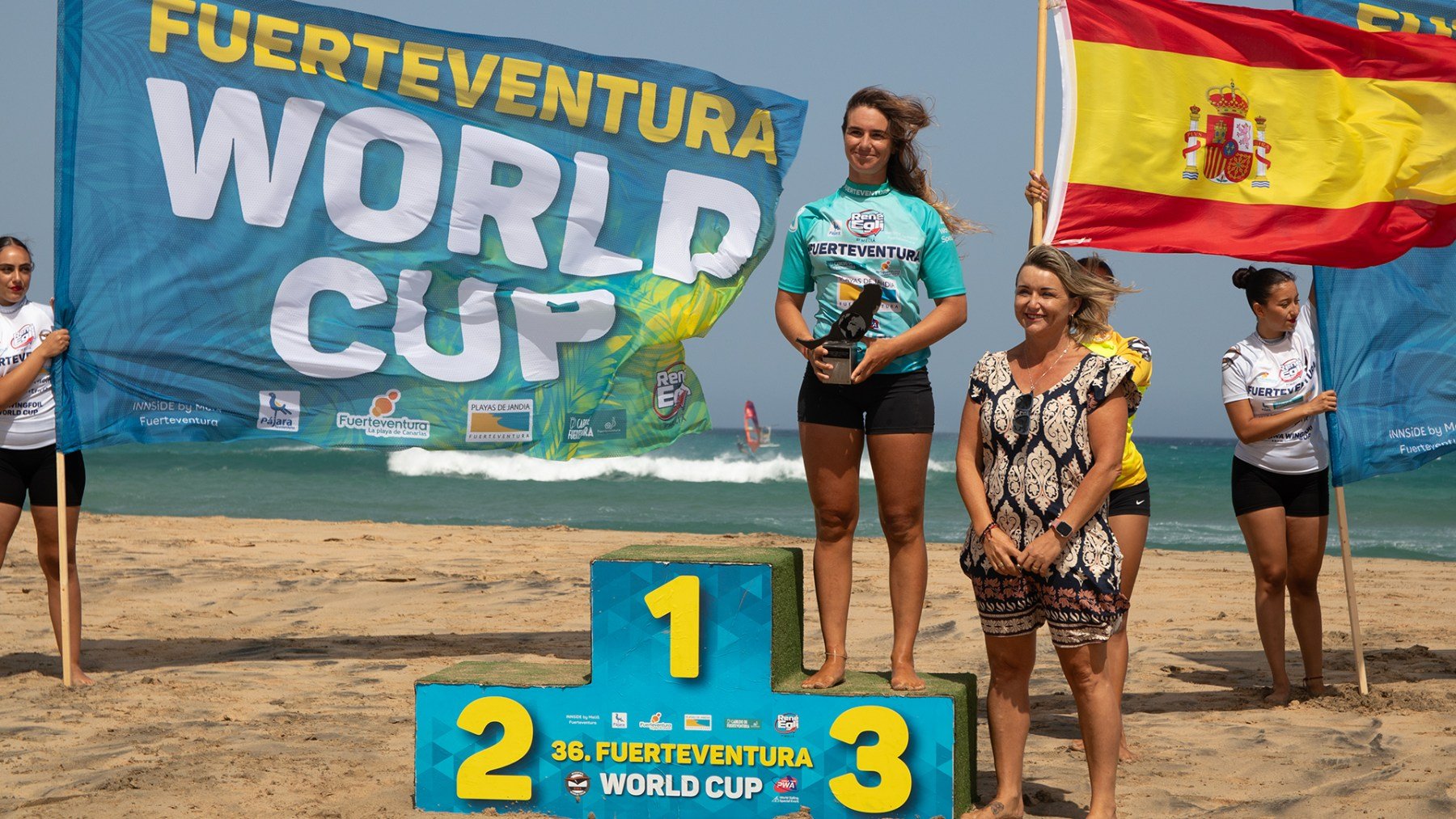 Blanca Alabau, en el podio del Mundial de Windsurf de Fuerteventura. (rene-egil.com)