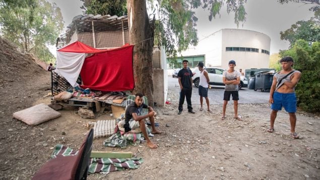 Campamento a las afueras del Centro de Inmigrantes de Ceuta.