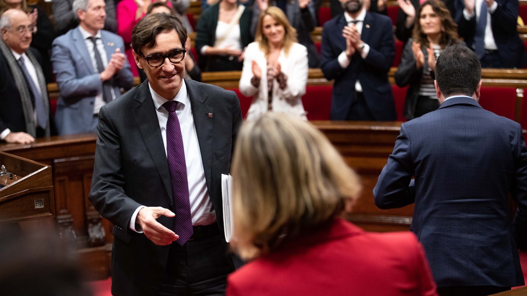 Illa y la dirigente de los Comuns (de espaldas), en el Parlament.