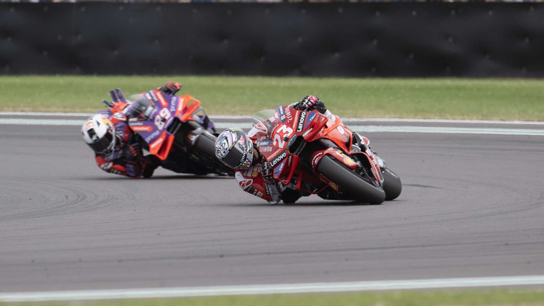 Enea Bastianini y Jorge Martín durante el GP de Gran Bretaña de MotoGP. (Getty)