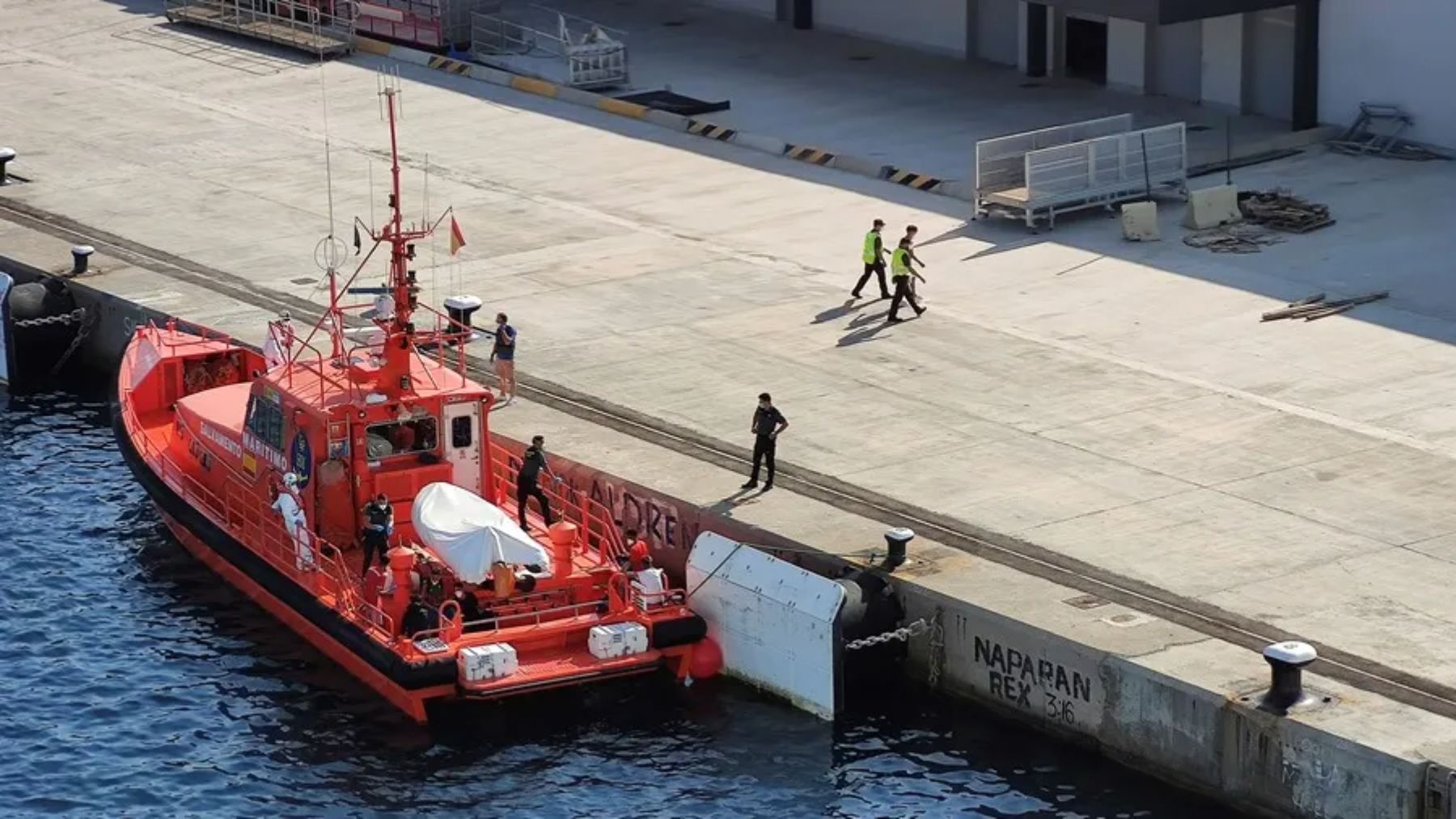 La Guardia Civil tras interceptar una patera en la costa de Mallorca. (EFE)