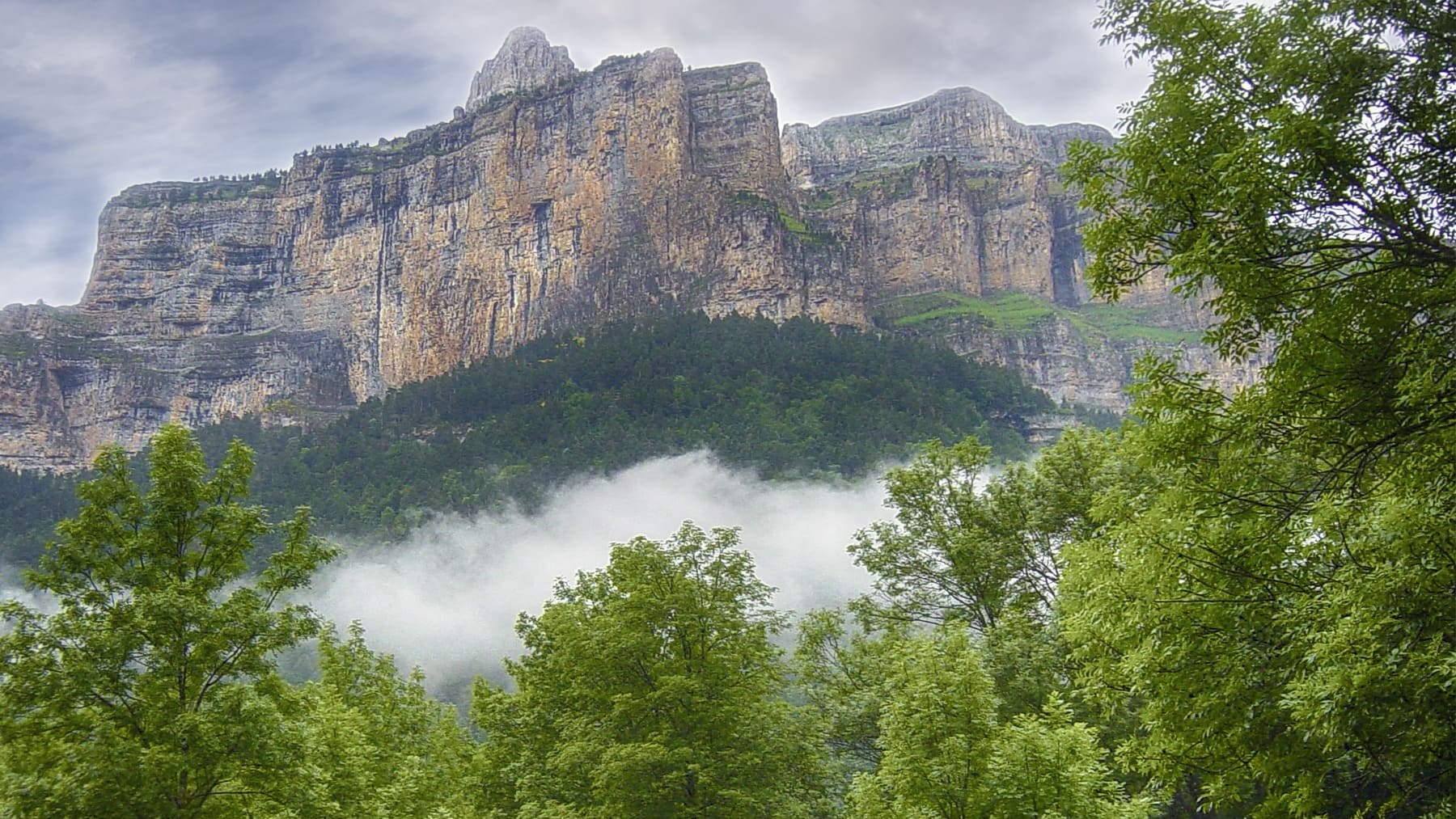 Montaña bajo un cielo nublado.