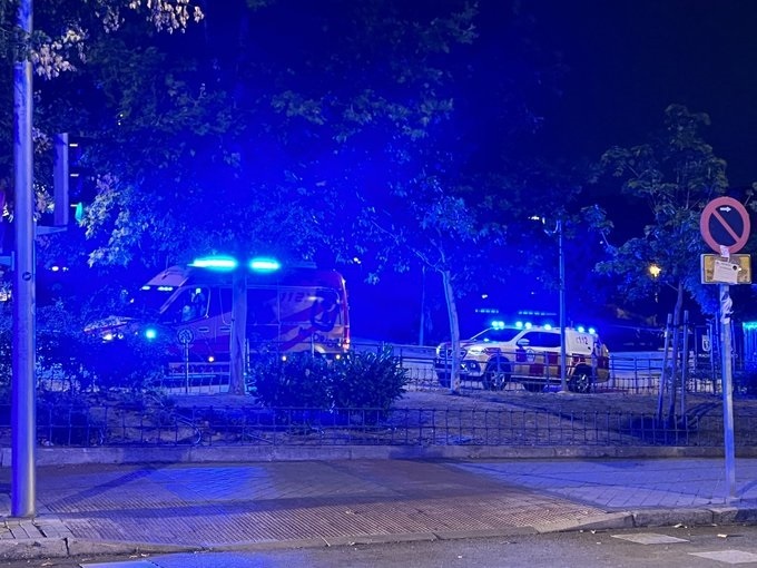 Servicios de Emergencias en el parque de Puente de Vallecas. (Foto: E.P.)