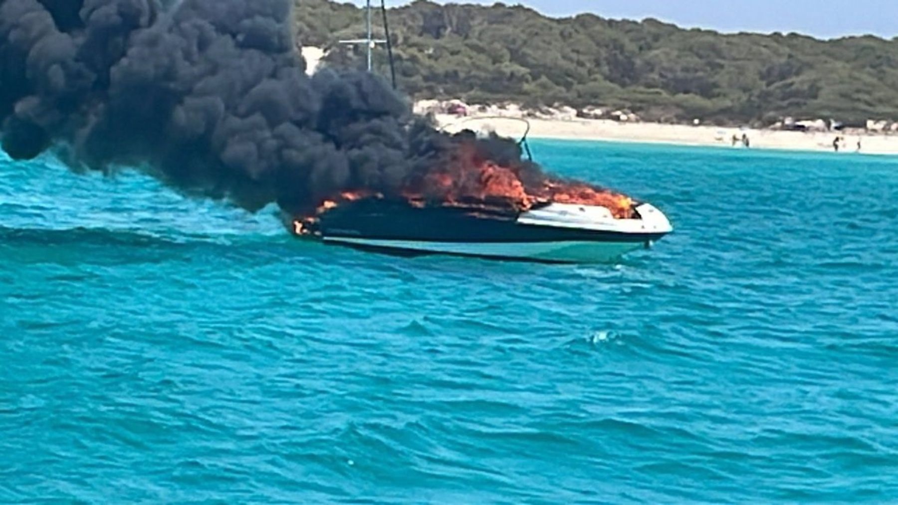 Lancha incendiada en Ses Covetes, Mallorca.