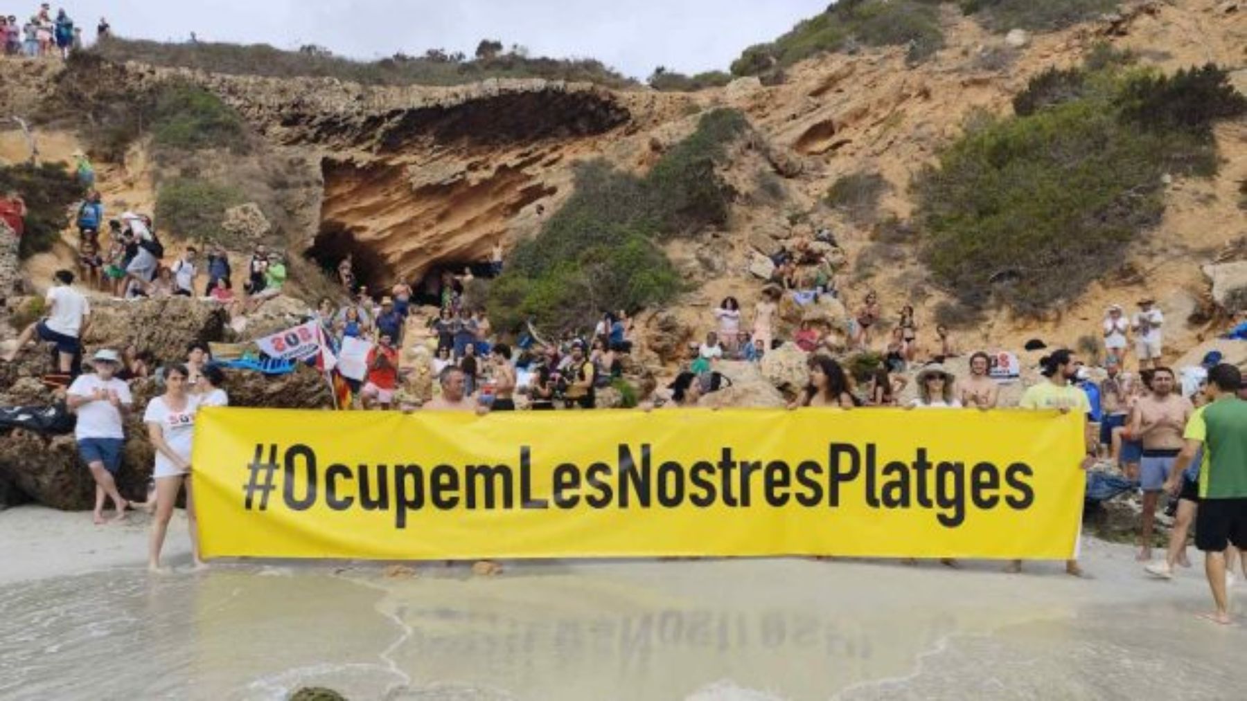 Ocupación de la playa Es Caló des moro el pasado 16 de junio.