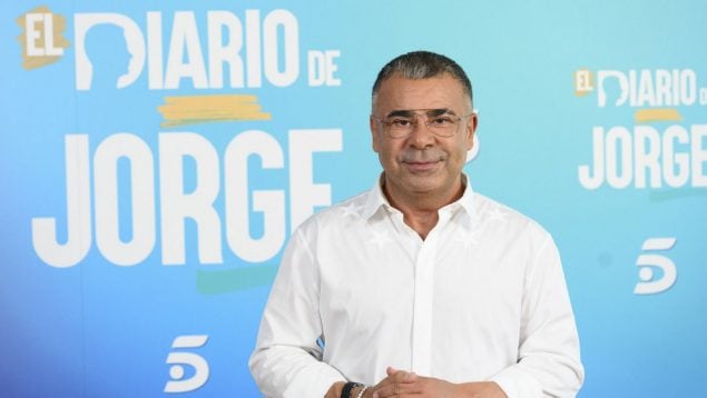 Jorge Javier Vázquez posando