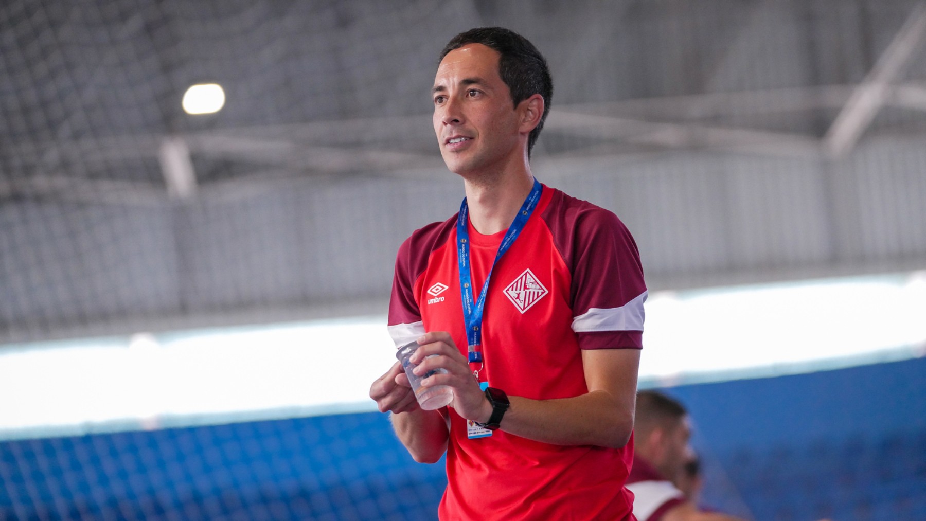 Óscar Tesías, dirigiendo al juvenil.