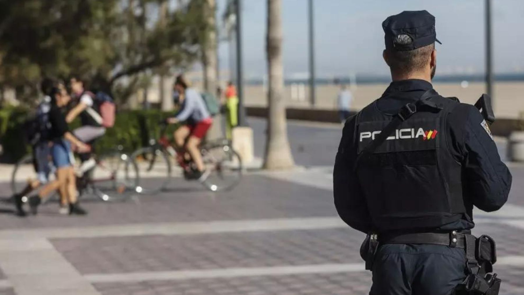 Un agente de la Policía Nacional patrulla la playa. (FOTO: E.P.)