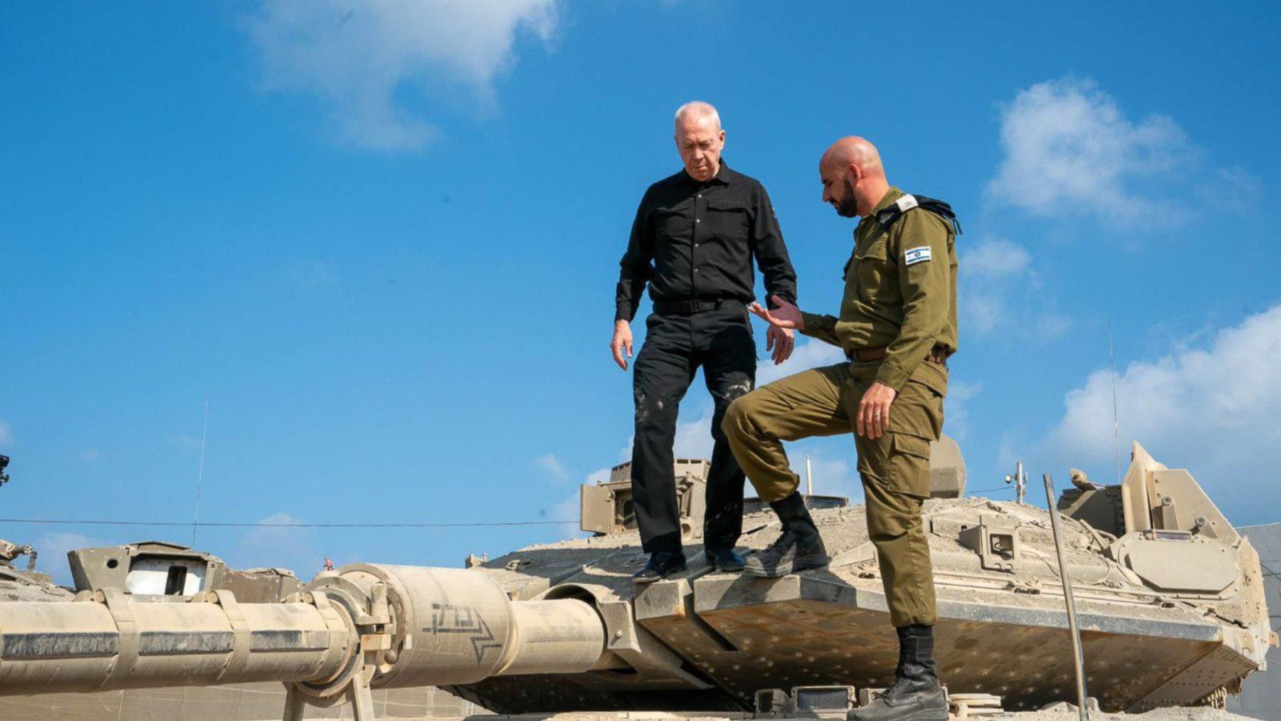 El ministro de Defensa israelí, Yoav Gallant, con una de las brigadas. (FOTO: E.P.)