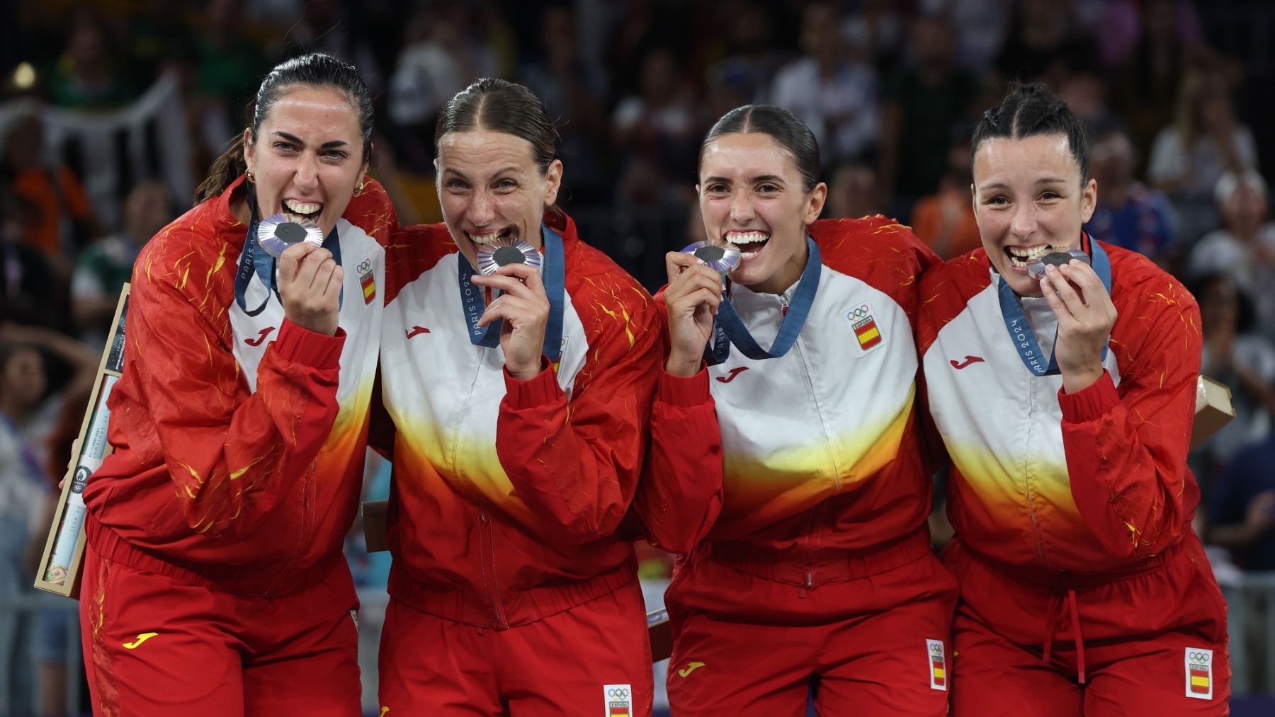 El equipo 3×3 con su plata olímpica en en el podio. (Getty)