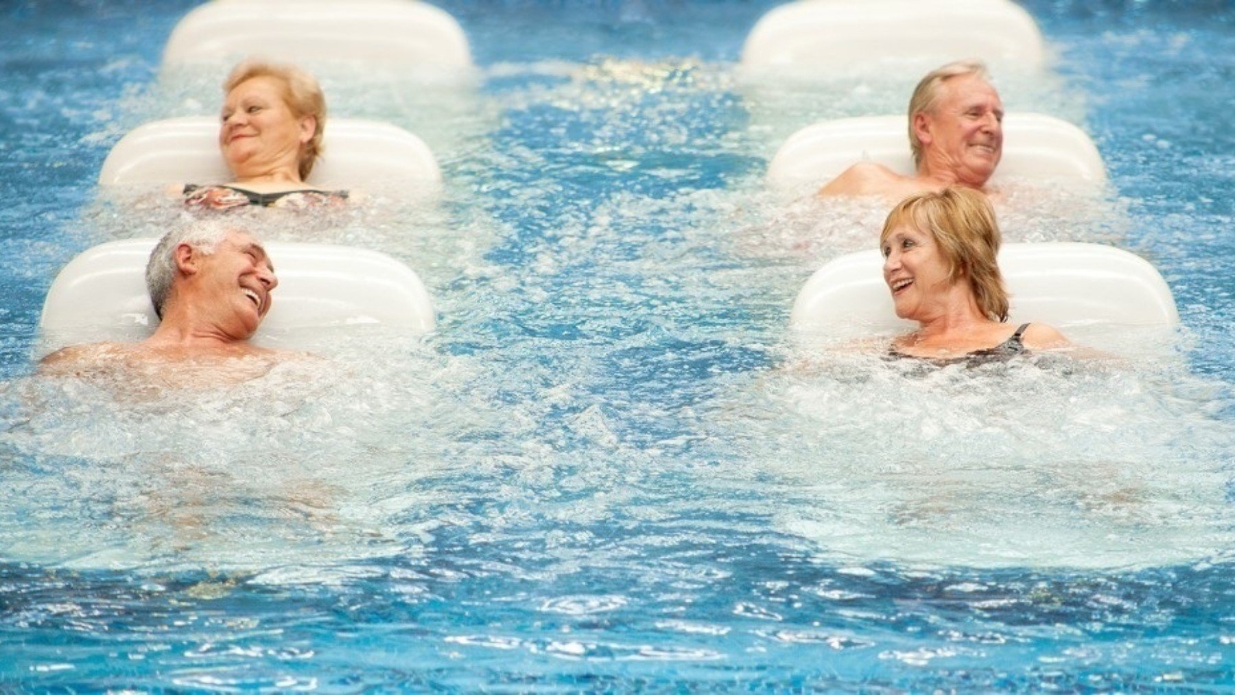 Cuatro personas en una piscina en un viaje del Imserso. (EP)