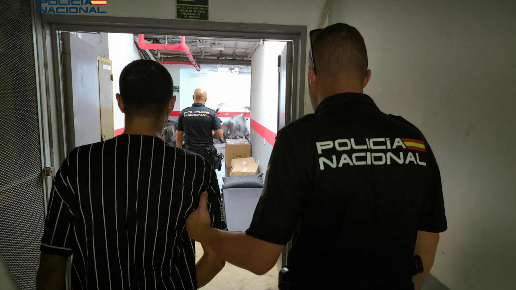 Un agente acompaña a uno de los detenidos en el altercado en Son Gotleu.