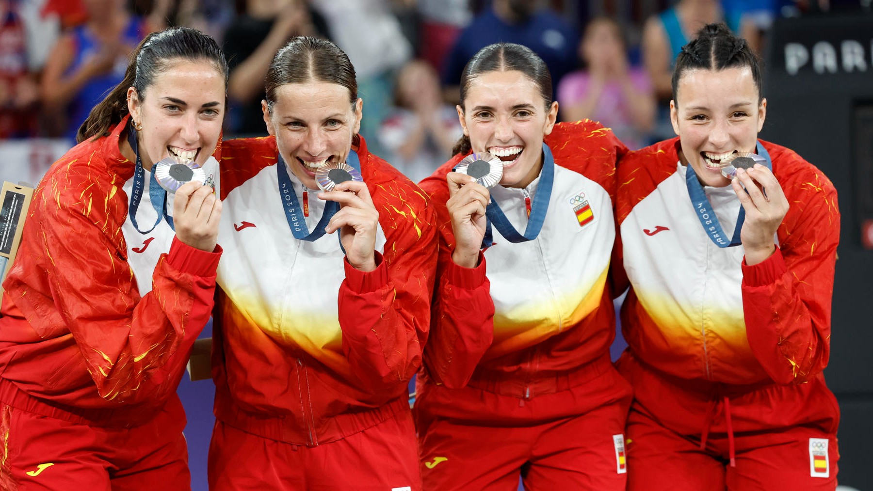 La selección española de baloncesto 3×3 posa con su flamante medalla de plata. (EFE)