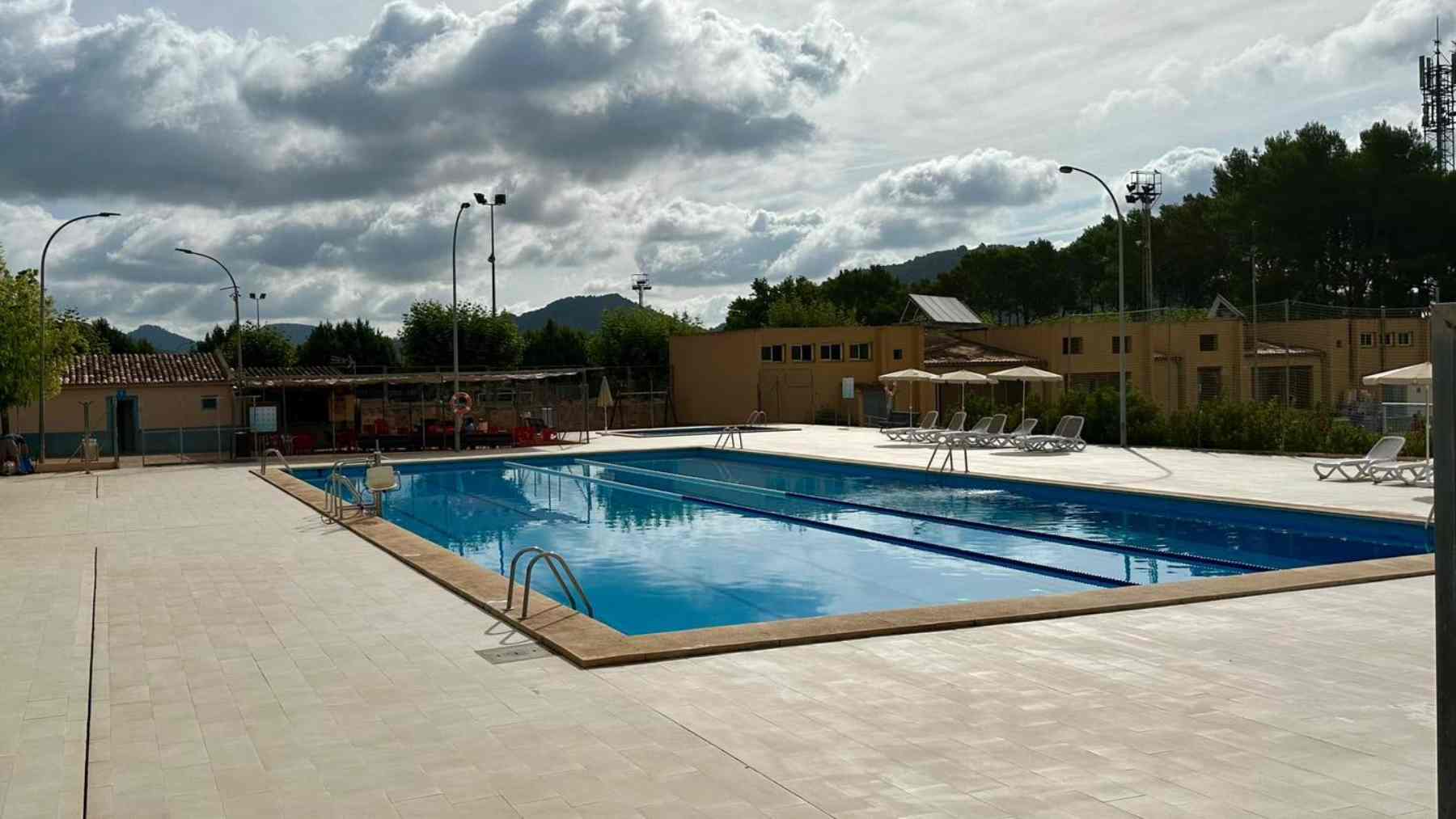 Piscina municipal de Alaró en Mallorca.